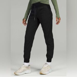 Lululemon Dance Studio Mid-Rise Jogger
Black size 4